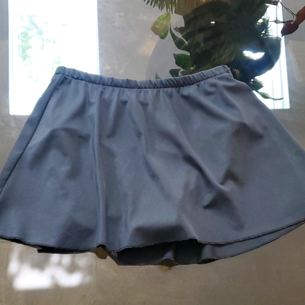 Miraclesuit swim skirt size 8 reg black.  14" waist to skirt bottom
